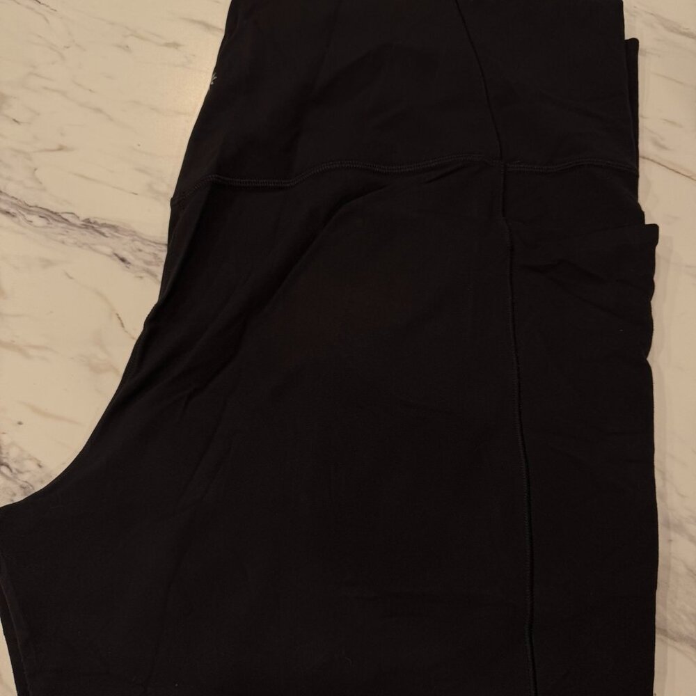 Athleta Black Salutation Stash 7/8 Leggings with pockets